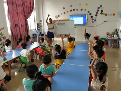 人大委员建议第三孩免费上幼儿园，孩子上学的费用该由谁来承担？