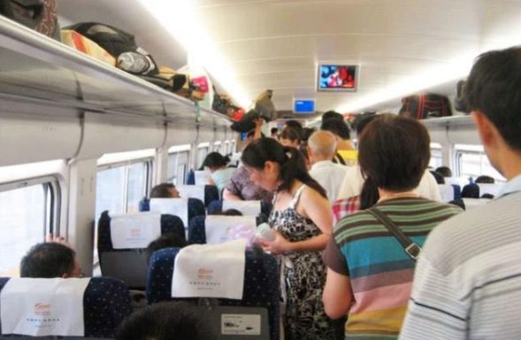 儿童在高铁上吵闹时有发生，网友建议设“儿童车厢”是否可行？