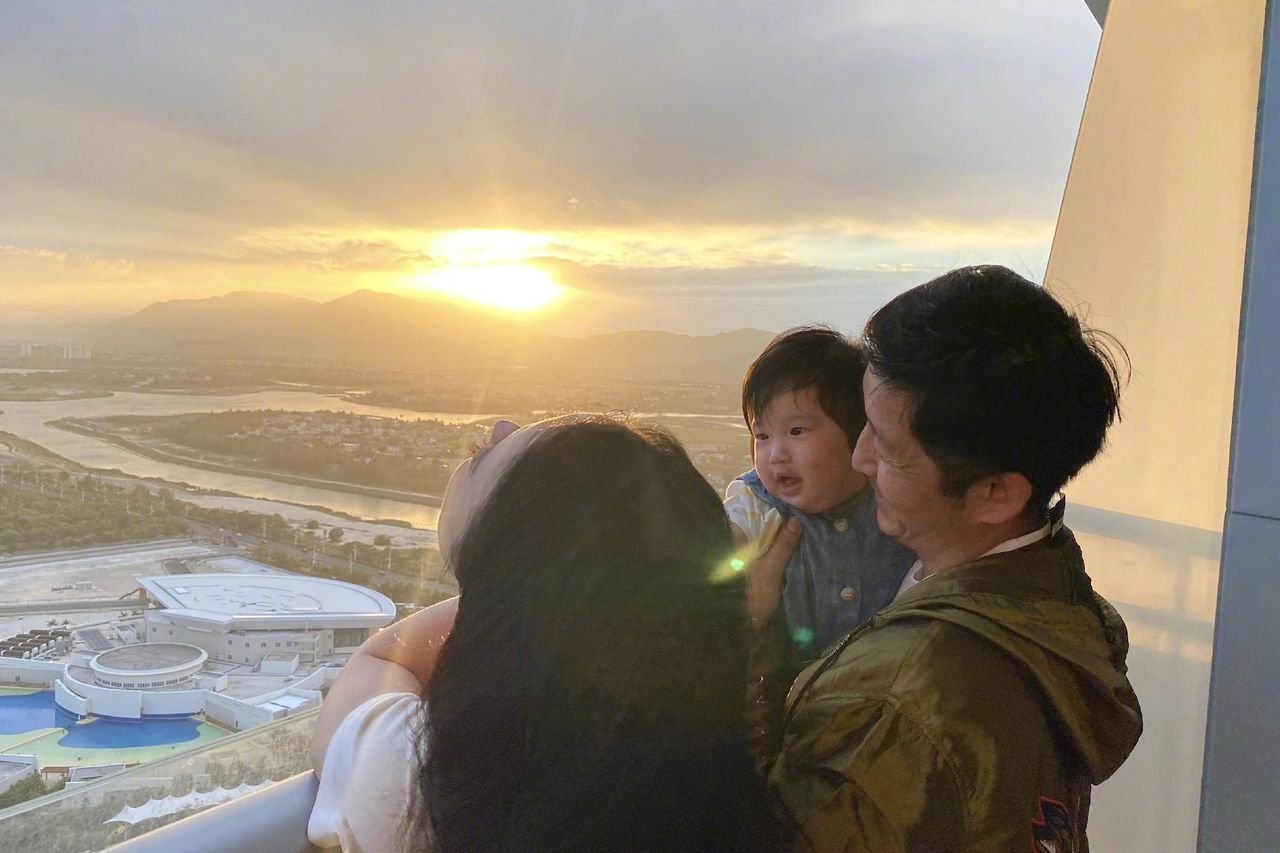 冉莹颖凌晨晒自拍被批“整成鬼”，她究竟整过多少次容？