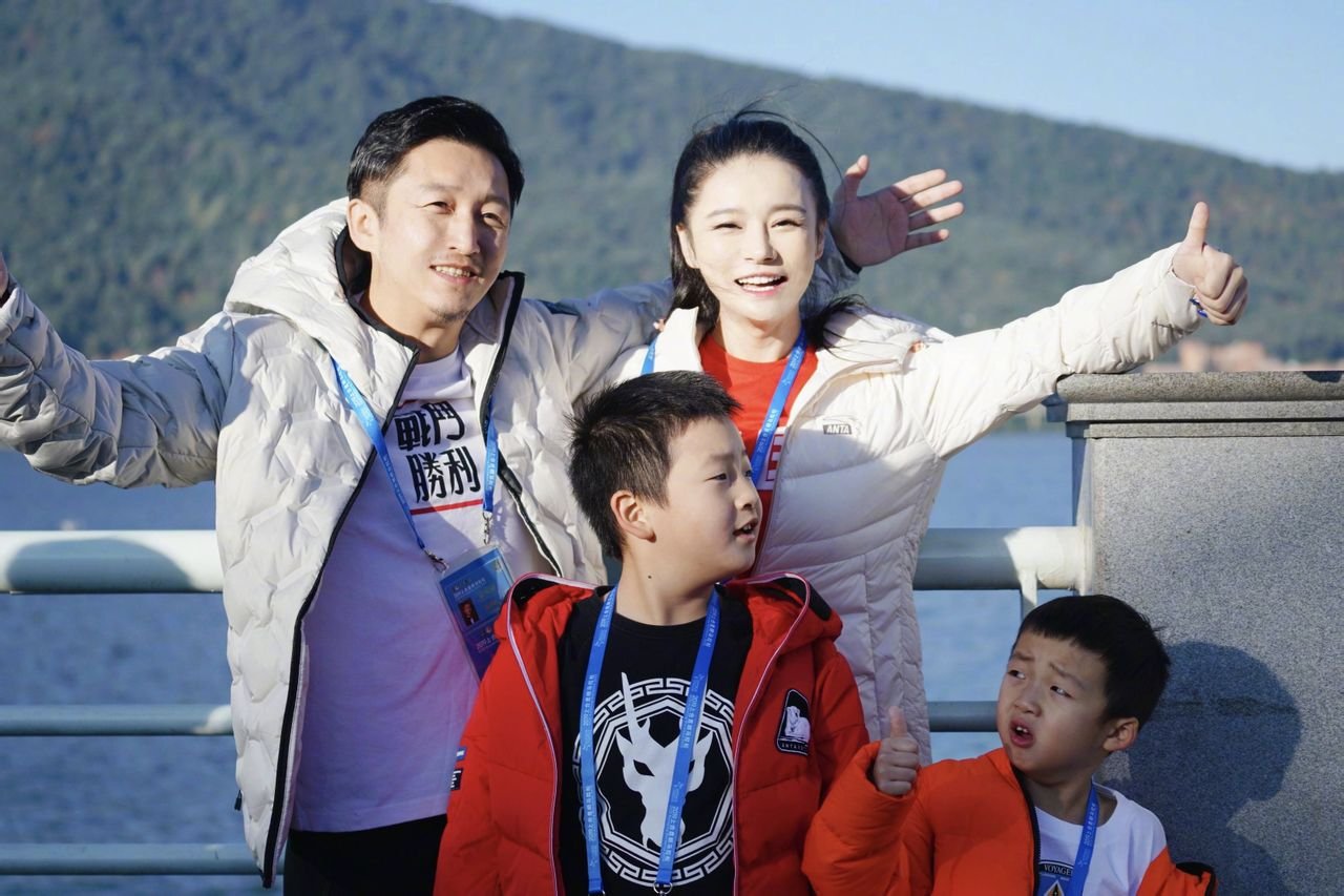 冉莹颖凌晨晒自拍被批“整成鬼”，她究竟整过多少次容？