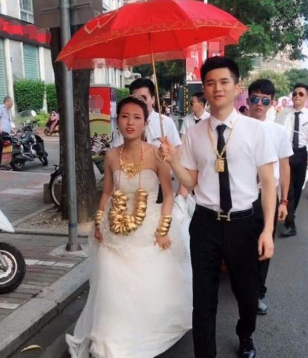 天门一对新人婚礼，新娘穿戴60个黄金手镯引热议，你对这一幕有何看法？