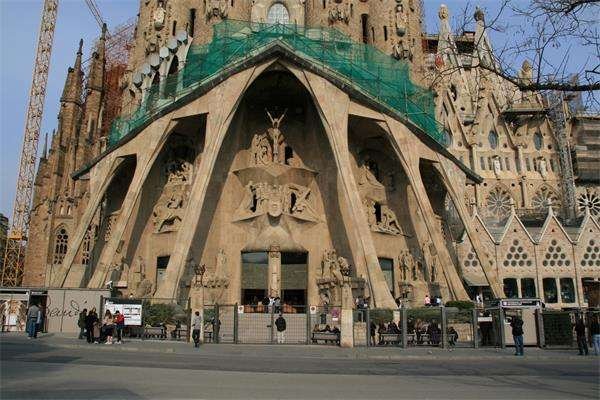 建了100年才发现违章，面临2.8亿元罚款，世界上最牛的违章建筑在哪？