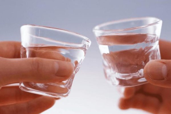 俄罗斯假酒中毒事件死亡人数升至29人，我们应该如何分辨酒的真假？