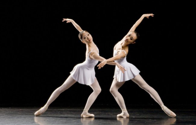 有什么简单的年会表演节目，急啊，明天要上报了，大概三个人的就可以了