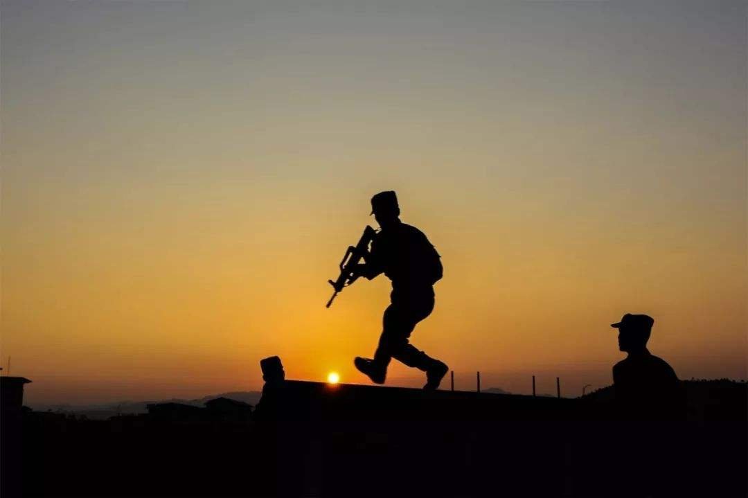 四年前工地收到通知书的搬砖男孩魏凯伦毕业了，他现在怎么样了？