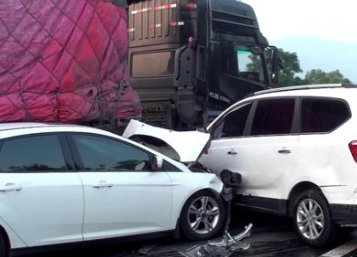 辽宁抚顺一运沙货车侧翻压埋小轿车，现场情况有多糟？