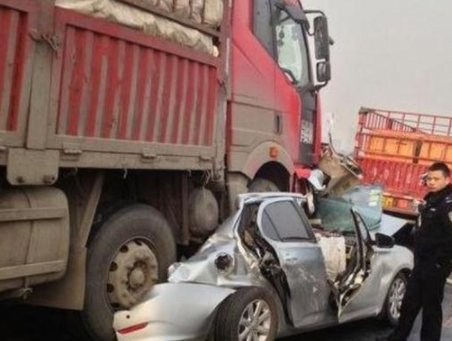 辽宁抚顺一运沙货车侧翻压埋小轿车，现场情况有多糟？