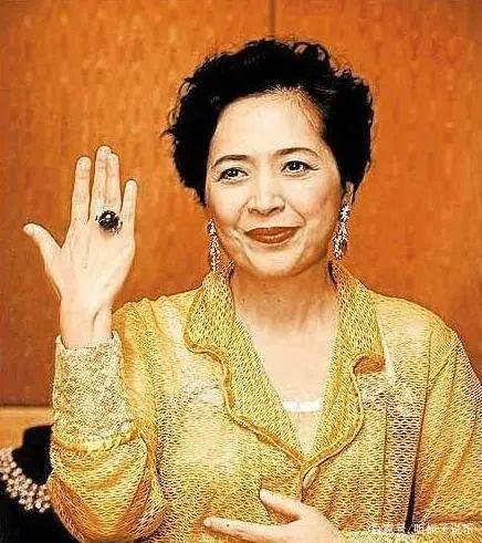 宝咏琴单方面分手后,前男友为何会追讨39条内裤和11亿服务费?