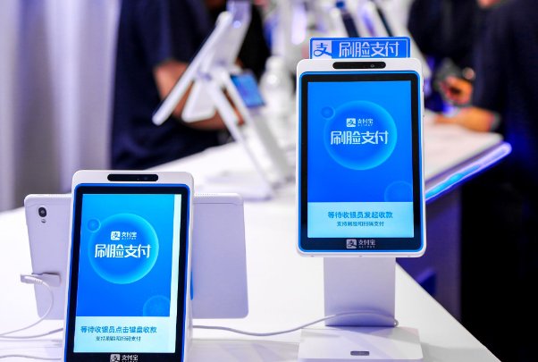 微信被曝“刷手”就能支付，网友炸锅，腾讯对此有何回应？