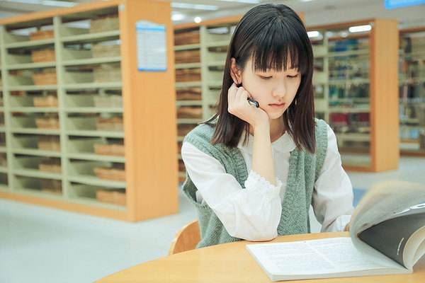 陈都灵近期发微博晒美食,她是如何保持身材的?