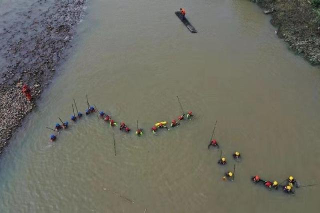 湘潭一男子划龙舟被雷击中落水失联，事情的经过是什么样的？