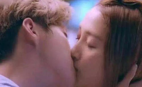 鹿晗和关晓彤的荧幕初吻送给对方，第一次接吻什么感觉？