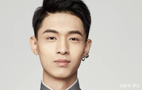 德云社秦霄贤追星刘德华,合影照引发热议,他的造型如何?