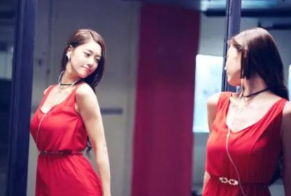 情圣中的那个人妖是谁