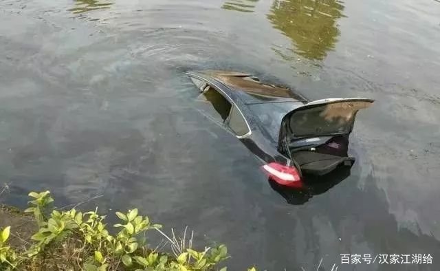 安徽宿州一车辆坠河，致4死1伤，事故发生的原因是什么？