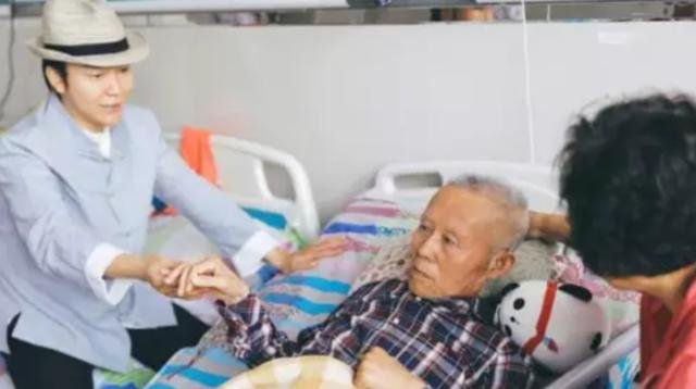 李玉刚父亲节专程看父亲，为何被吐槽“伪君子”？