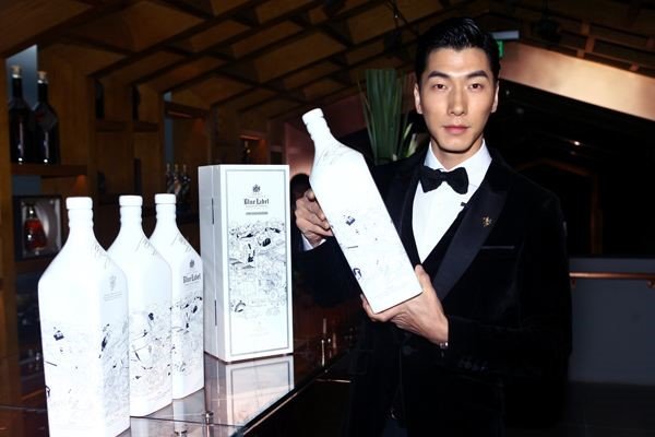 张亮怒怼网友“没脑子”,为何评论区却纷纷夸张亮怼得好?