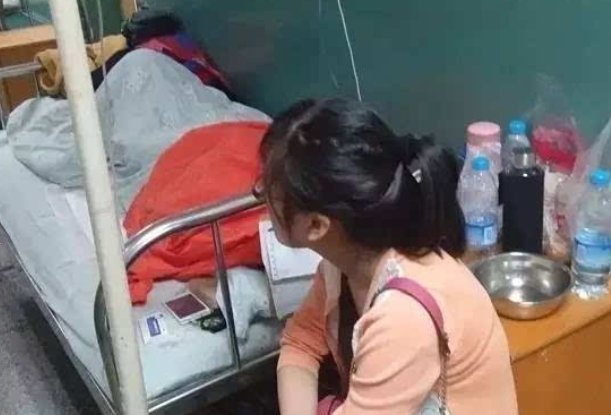 哈尔滨高校一名女生厕所内产子,现场的情况如何?