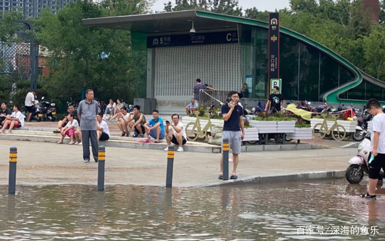 在郑州地铁5号线车厢里给大家鼓劲儿的女子去世了，她是如何“掉队”的？