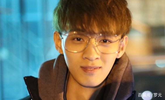 德云社秦霄贤追星刘德华,合影照引发热议,他的造型如何?