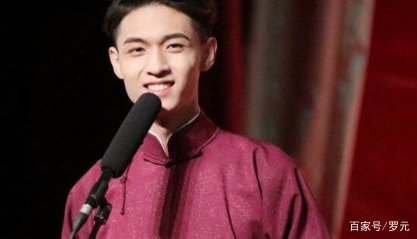 德云社秦霄贤追星刘德华,合影照引发热议,他的造型如何?