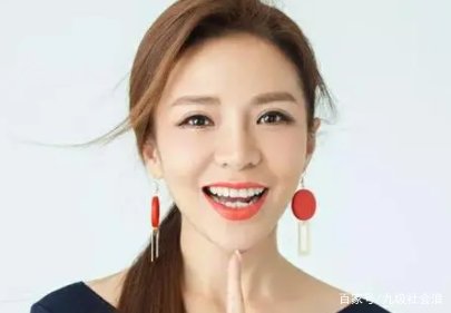 央视名嘴朱迅不再隐瞒，曝光一个月工资收入，数字让人震惊，多少钱呢？