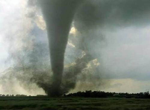 巨型龙卷风肆虐，致哈尔滨1死16伤，黑龙江为何频频出现极端天气？