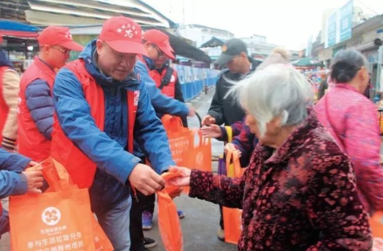 锦州一商家“赶尸式”游街宣传吓坏路人，这一场面有多恐怖？