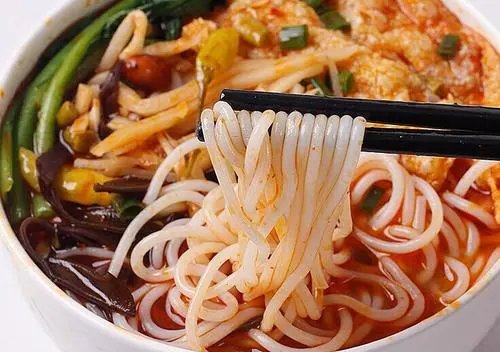 网友发文称吃“好欢螺”的螺蛳粉发现了虫卵,商家对此是如何回应的?