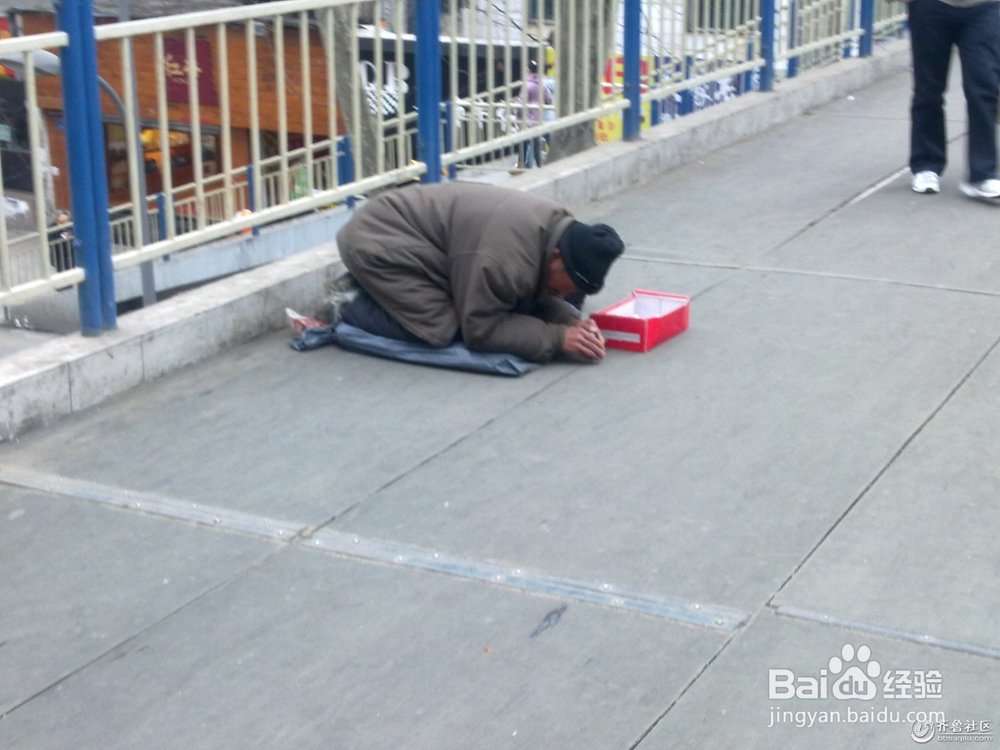 面对乞讨的老人怎么办?