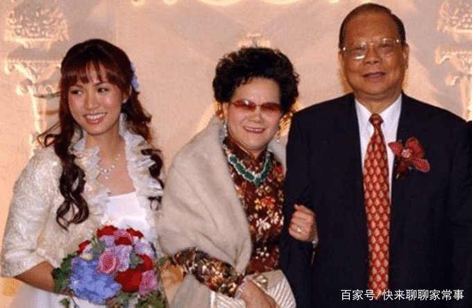 黎瑞恩罕晒全家福，16岁儿子像极了富豪老爸，18岁女儿美貌不输妈？