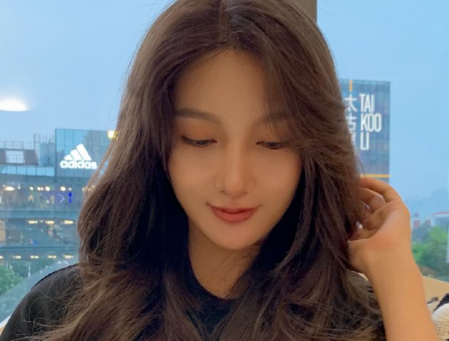 都美竹时隔两个月，晒照分享自己的新发型，她的状态如何？