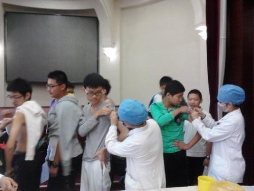 江苏消防小哥集体接种疫苗,女护士秒变“迷妹”,这会影响工作吗?