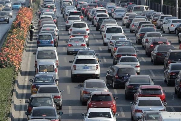 多地开启堵车模式:高速变停车场,你还会选择出游吗?