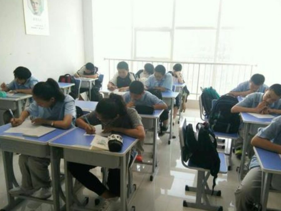 对于深圳中小学拟延后两小时放学这一规定,你支持吗?