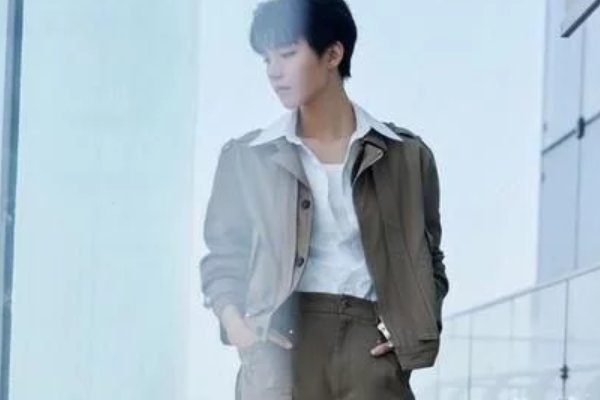 王俊凯奶茶色套装造型上热搜，这样的造型的重点在哪？