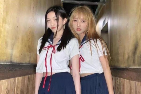 李嫣晒水手服造型,穿露脐装大胆“炫腹”,她真的有表面这么自信吗?