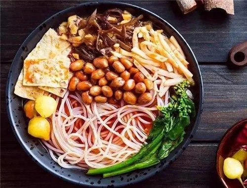 网友发文称吃“好欢螺”的螺蛳粉发现了虫卵,商家对此是如何回应的?