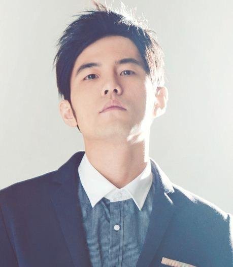 周董晒20年前旧照阳光帅气,却遭瓜友质疑:新专辑卖情怀,你怎么看?