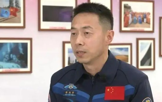 第一次上太空的蔡旭哲空中玩起了笔,在太空上玩笔是一种什么体验?