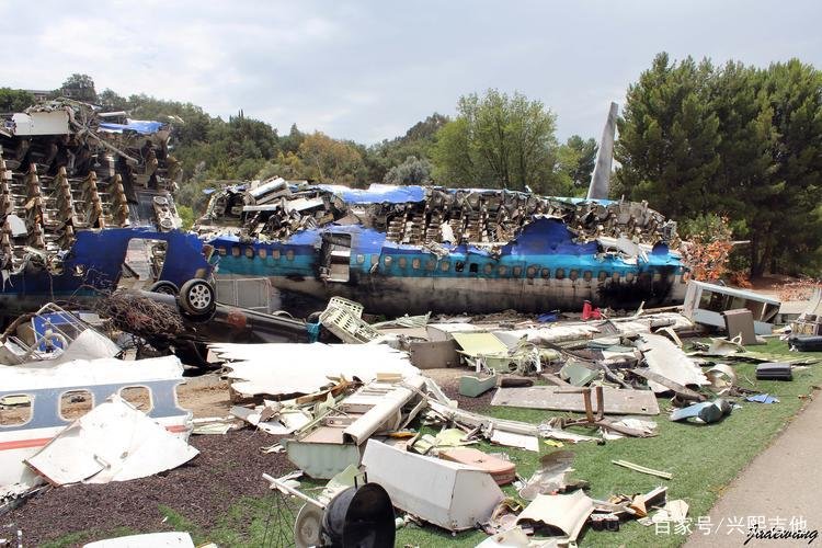 失事飞机残骸抛撒面积非常大，飞机坠机瞬间所造成的威力有多大？