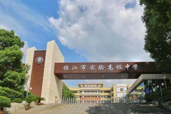 男老师与女学生不雅视频曝光，对镜拍摄1分18秒！为何隐私泄露还被骂？