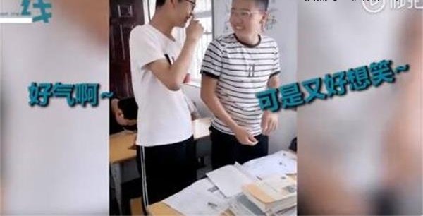 两男生课上吵架被老师罚牵手?如何看待老师的这一做法?