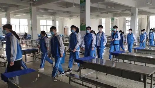 新乡一学校学生呕吐校长痛哭换不动送餐公司,这家送餐公司有何背景?