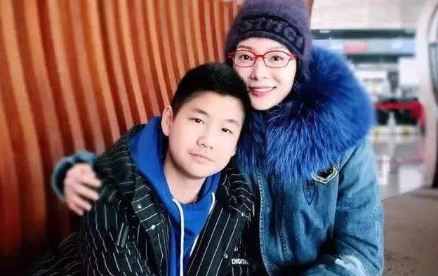 陈数搂着15岁继子现身,结婚7年没生孩子,是因为继子吗?