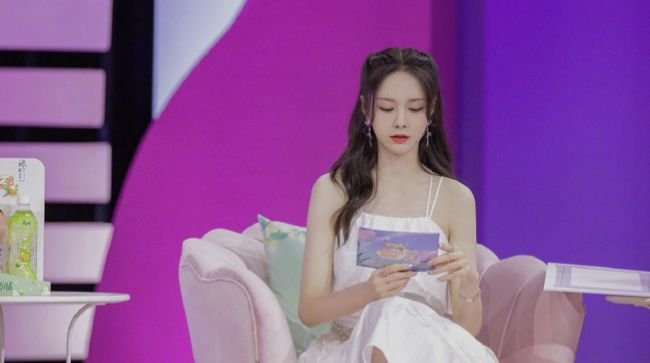 有人说明星卖二手衣物是变相的割韭菜，你觉得呢？