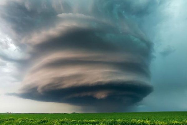 巨型龙卷风突袭哈尔滨致1死16伤，遇到龙卷风我们该如何自保？