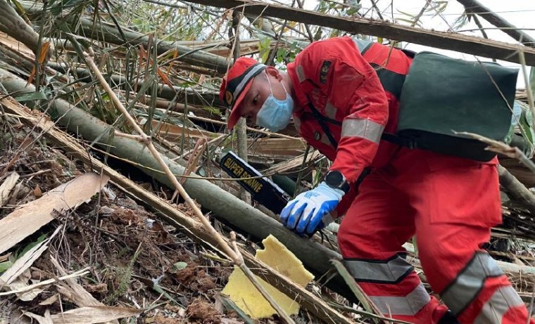 东航客机mu5735坠机现场发现平安扣的纸条,看到之后你有什么感受?