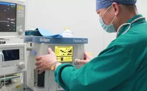 网红女医生用麻醉药捂晕自己,事后为何要报警道歉?