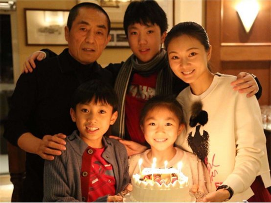 张艺谋小31岁娇妻罕晒照!身材妖娆不输一线小花,到底有多好?